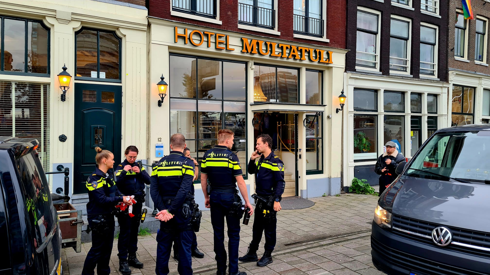 Politie voor het hotel