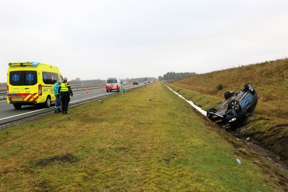 Auto op de kop naast de N33