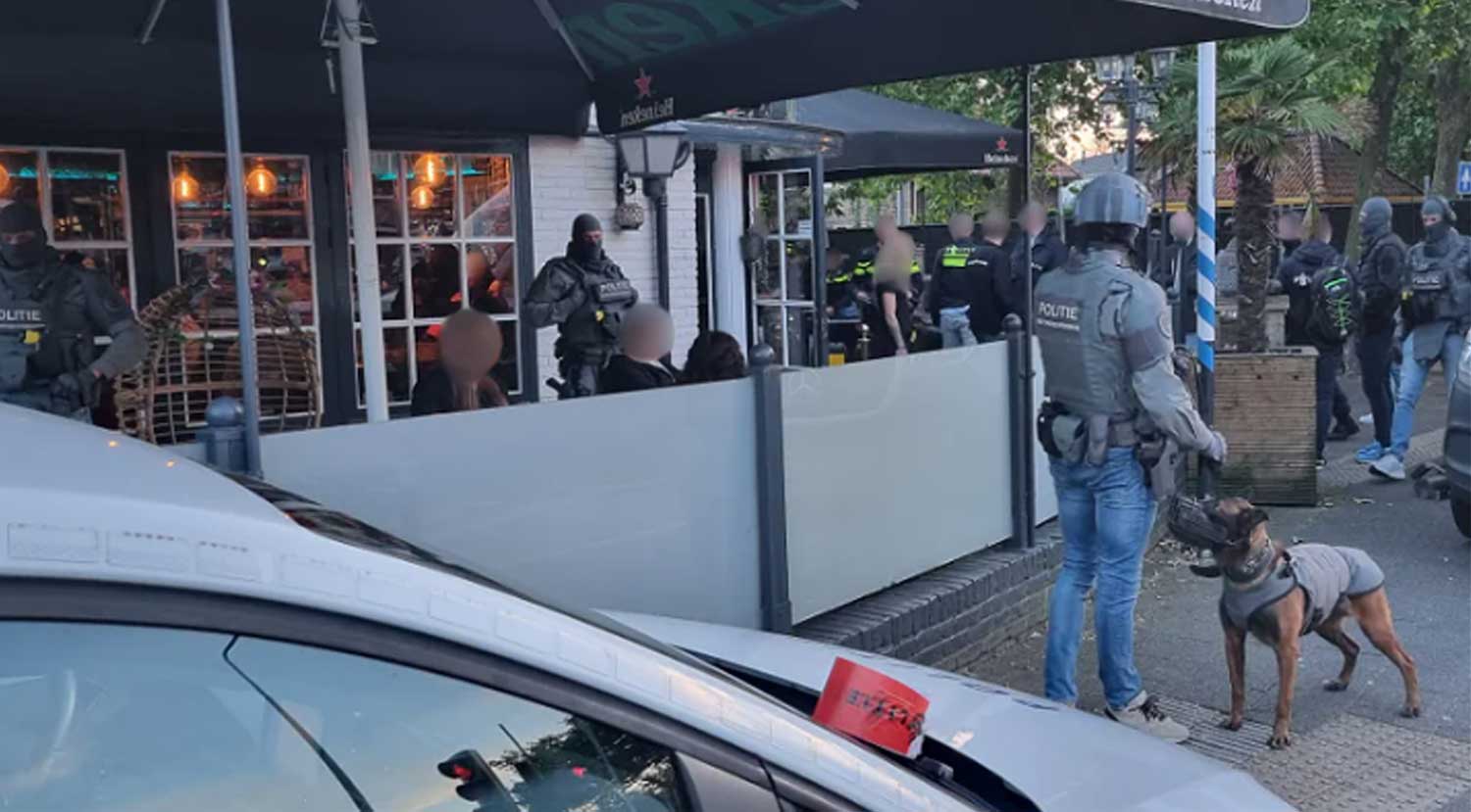 inval-arrestatieteam-restaurant