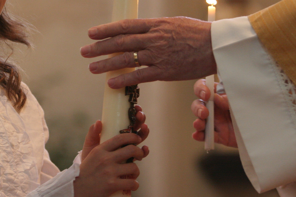 Foto van kind en priester | Archief EHF