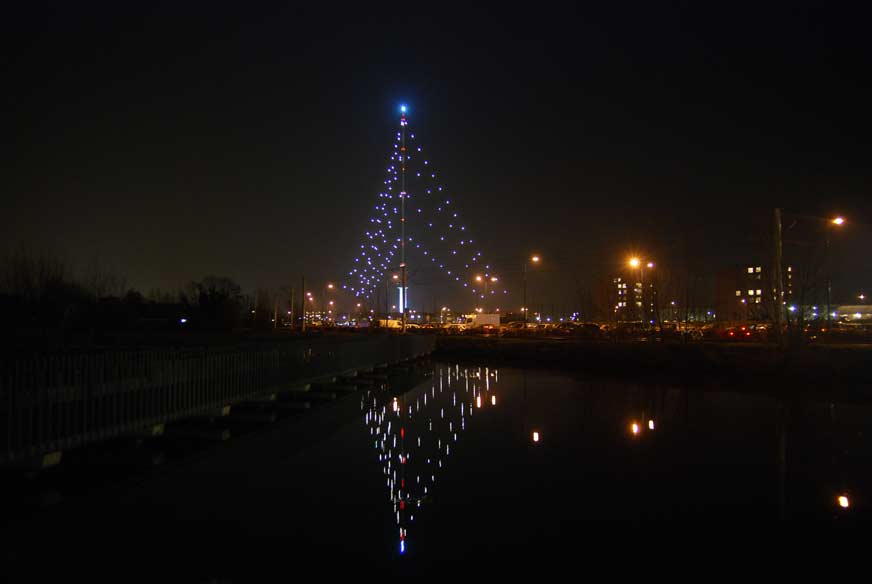 Grootste kerstboom ter wereld weer ontstoken