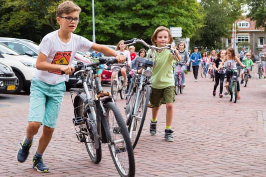 kinderen met fietsen