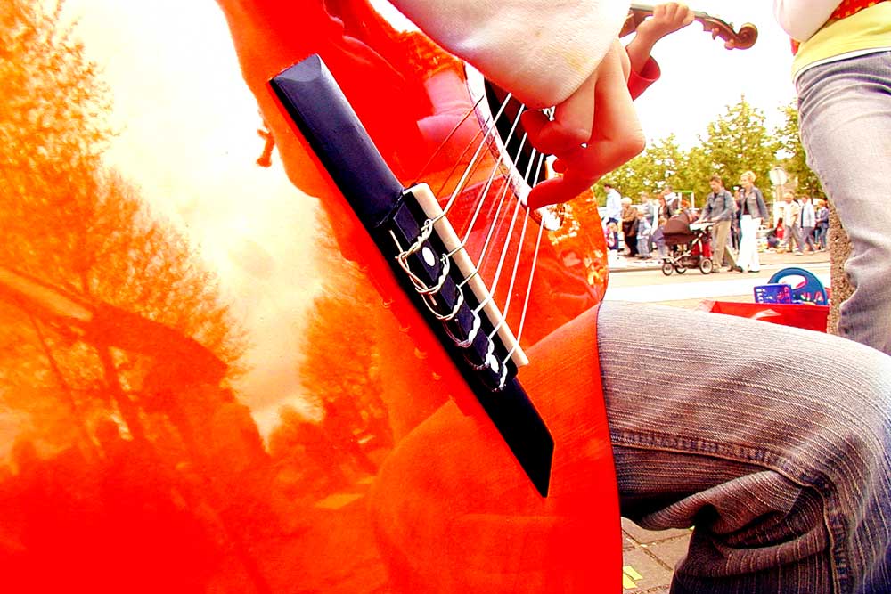 Foto van gitaar vrijmarkt Koningsdag Amstelveen | EHF en Martin Seegers