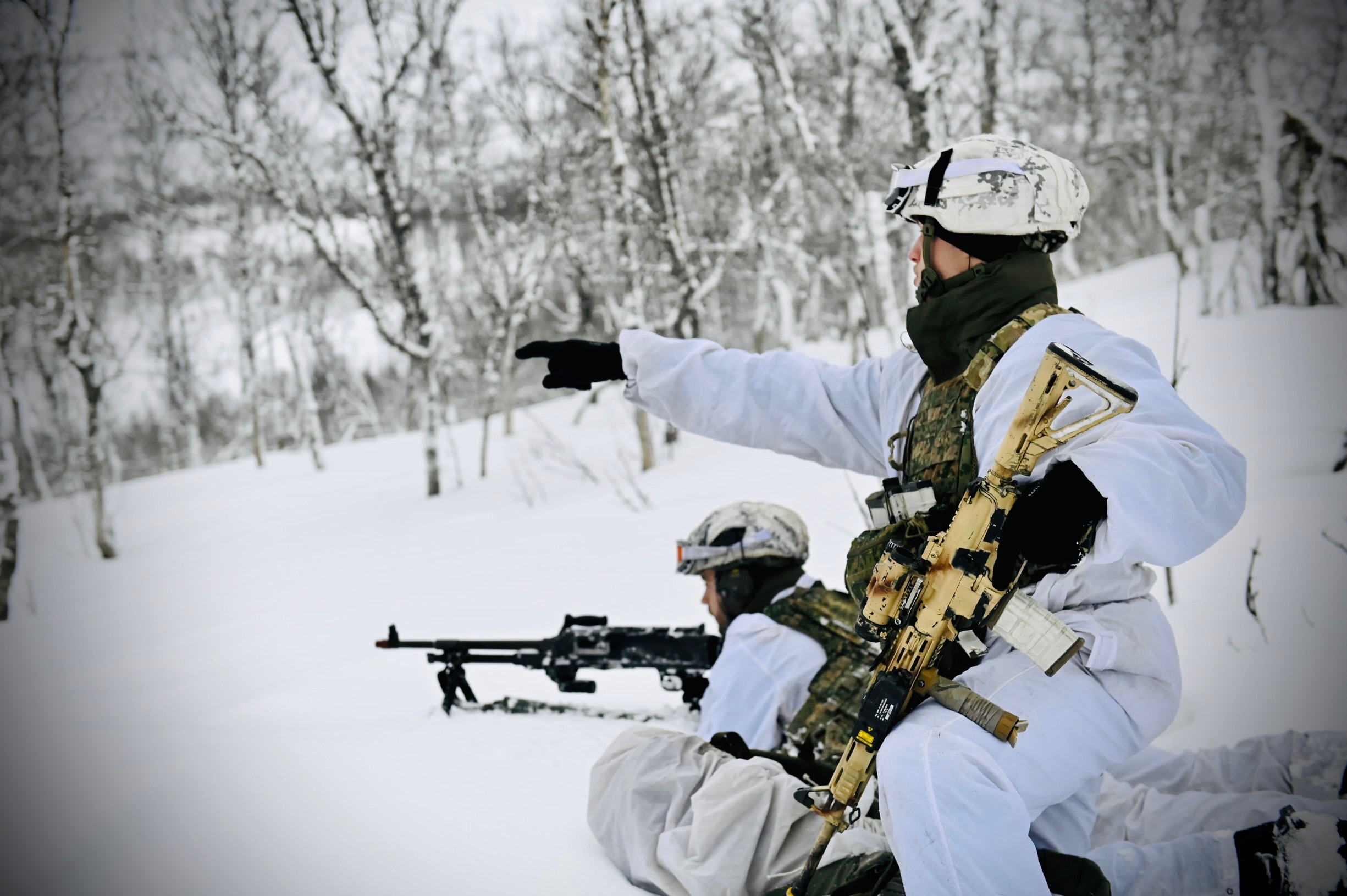 Mariniers bereiden zich voor op de verdediging van Noorwegen.