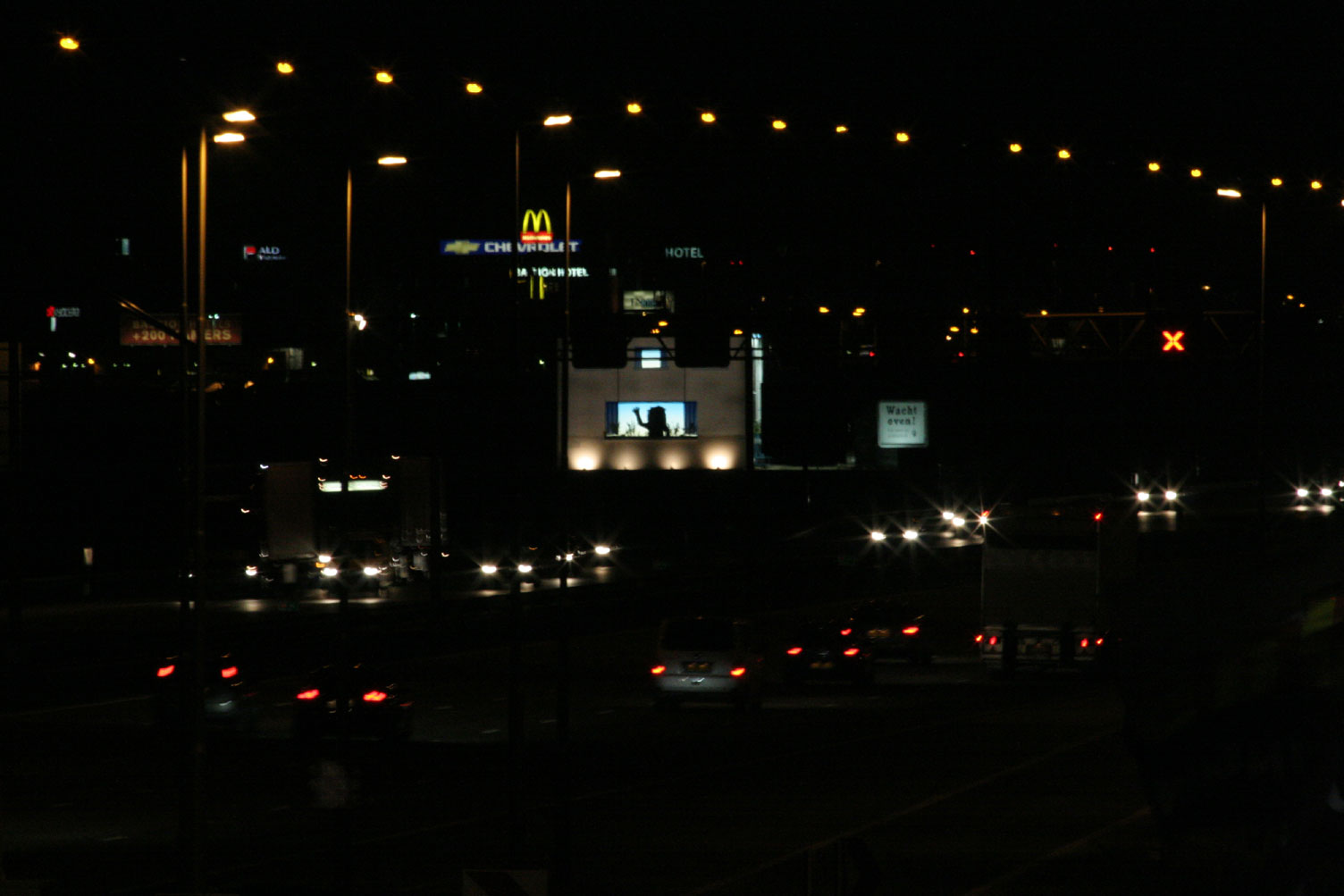 Nederlander wil reclameverlichting en verlichting van kantoren ’s nachts uit