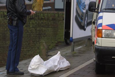 Foto van lijk onder wit laken politie | Archief EHF