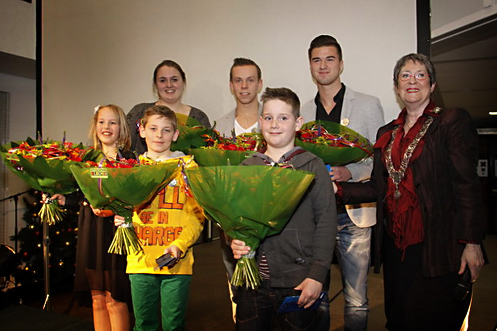 Foto van jongeren met lintje | Gem. Spijkenisse