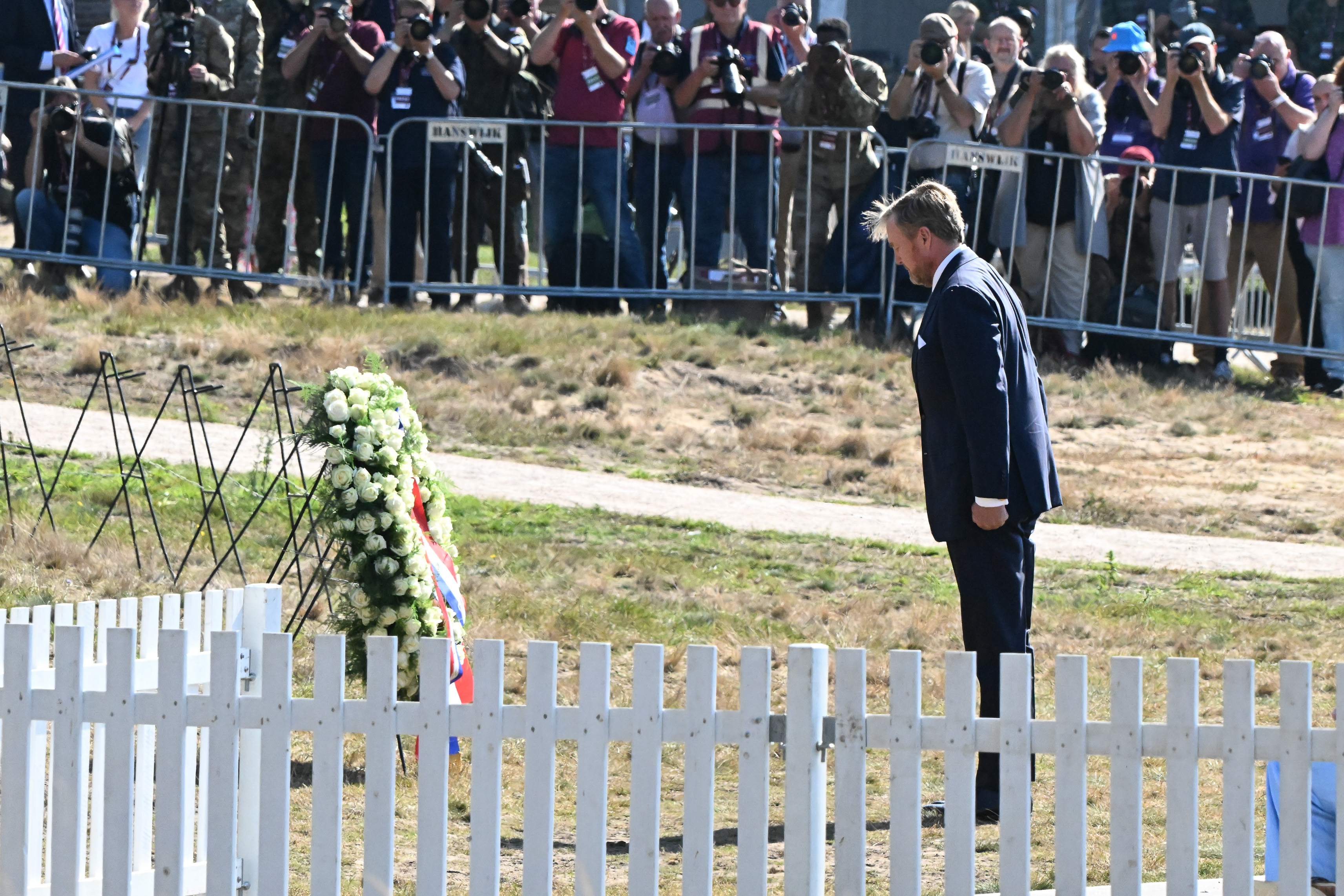 Koning legt krans bij herdenking