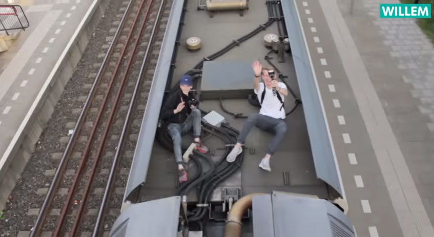 Vloggers liften mee op trein. Viola woedend