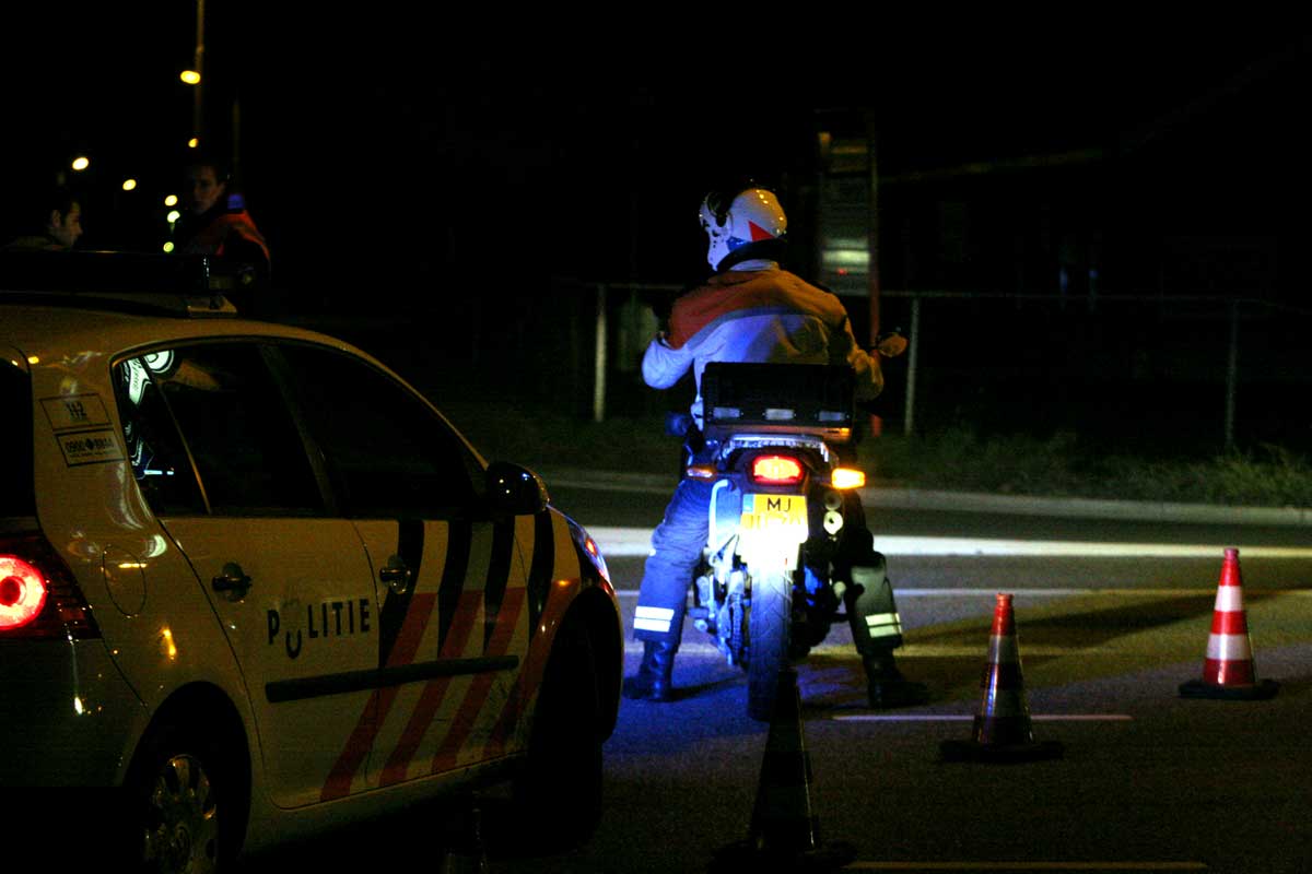 Onverlaten gooien vanaf viaduct steen op voorruit op A1 rijdende auto