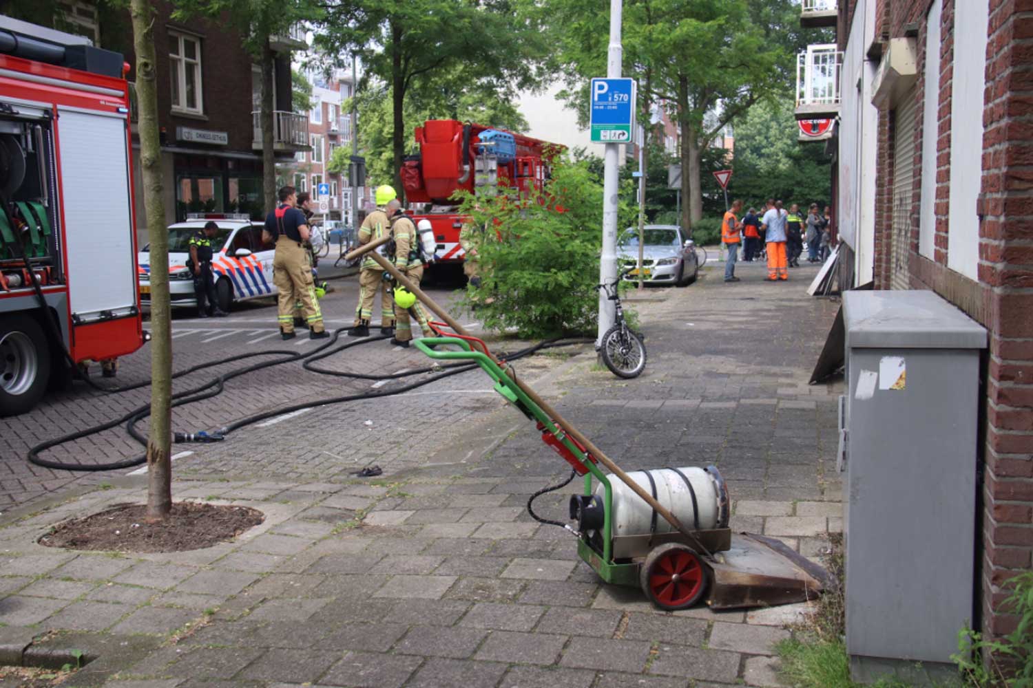 Brand achter gevel door onkruidverbrander