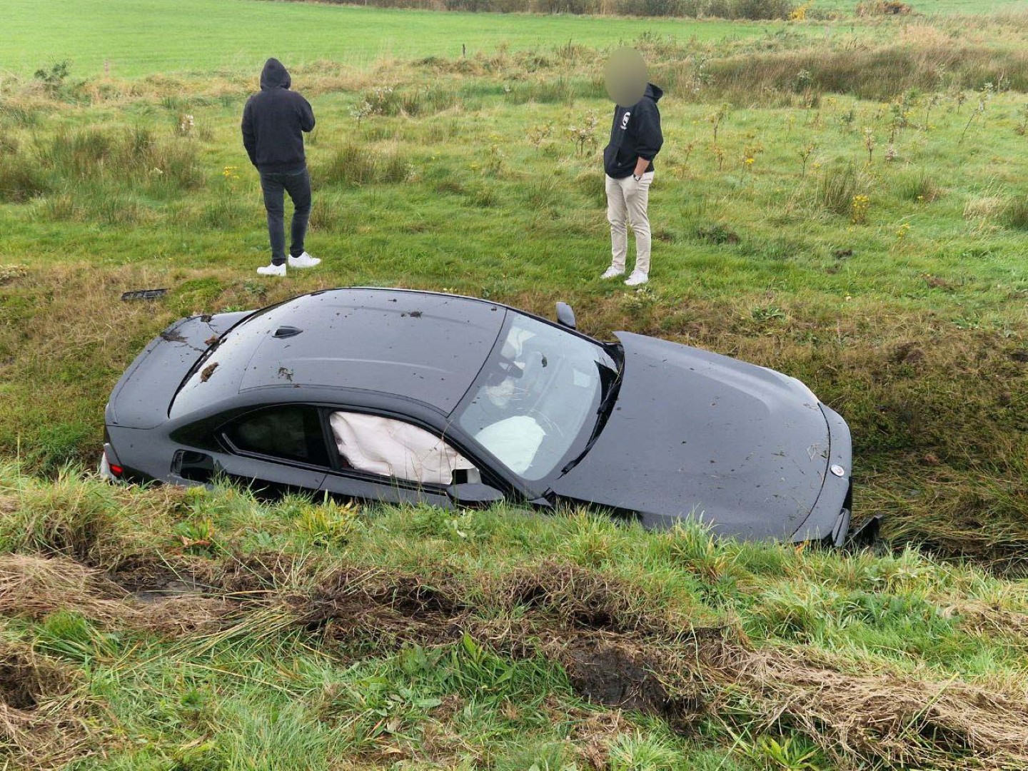 Auto naast de weg