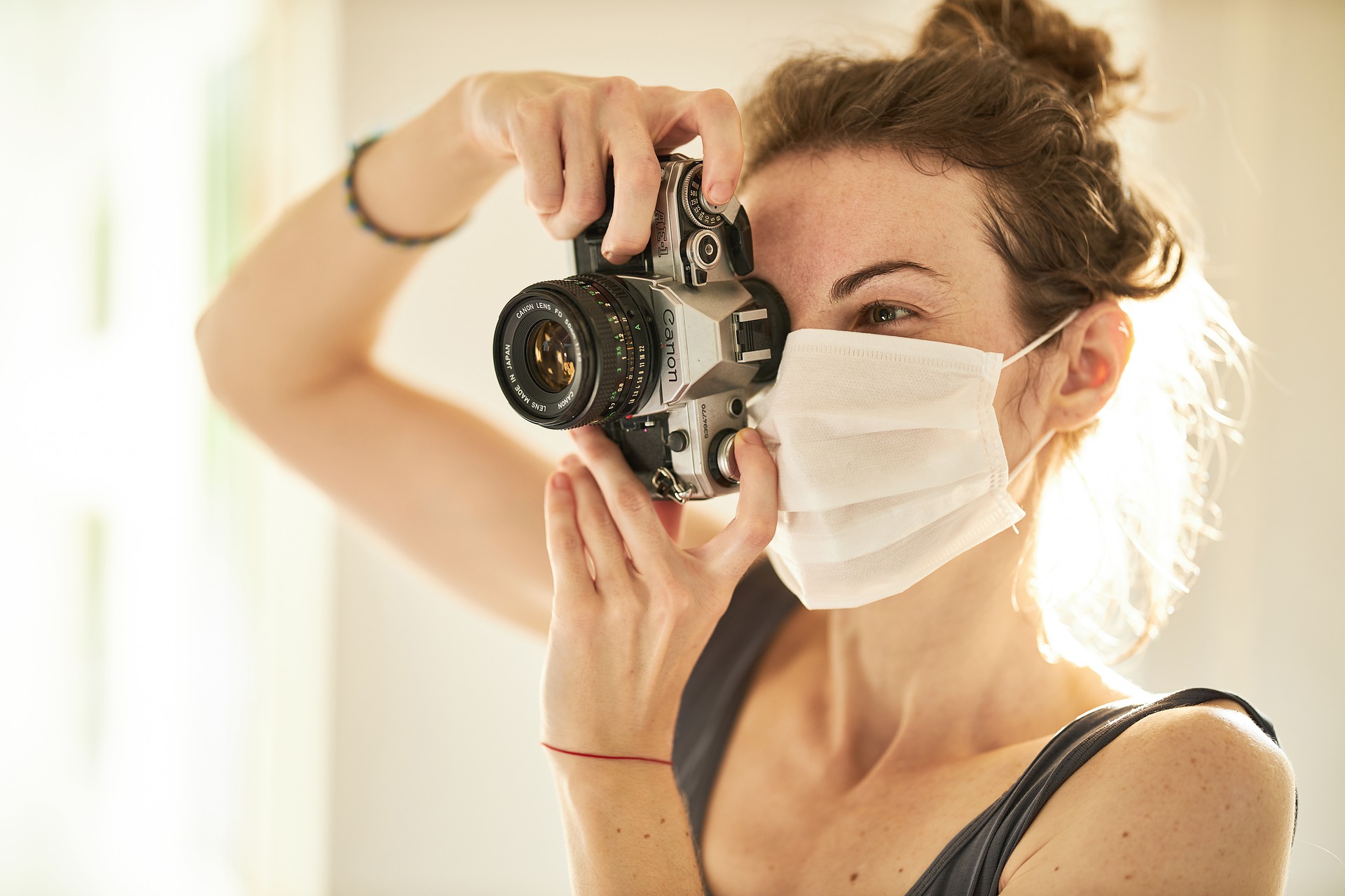 Vrouw met mondkapje en fototoestel