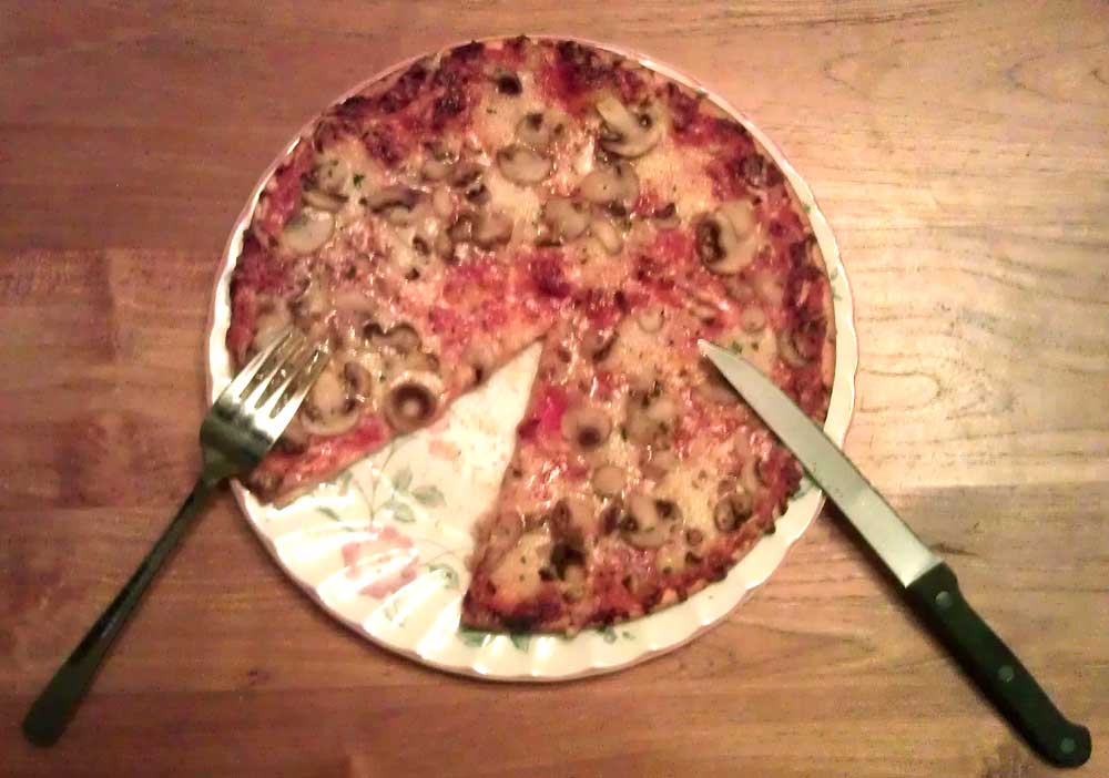 Foto van pizza bord mes vork | Archief EHF