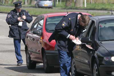 Foto van agenten die verkeersboete uitschrijven | Archief EHF