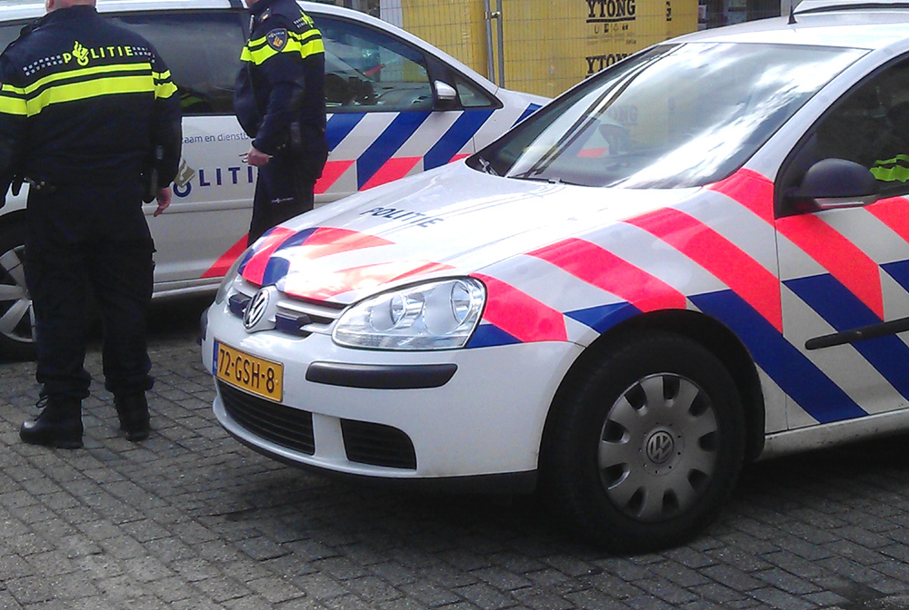 politie-agenten-politieauto