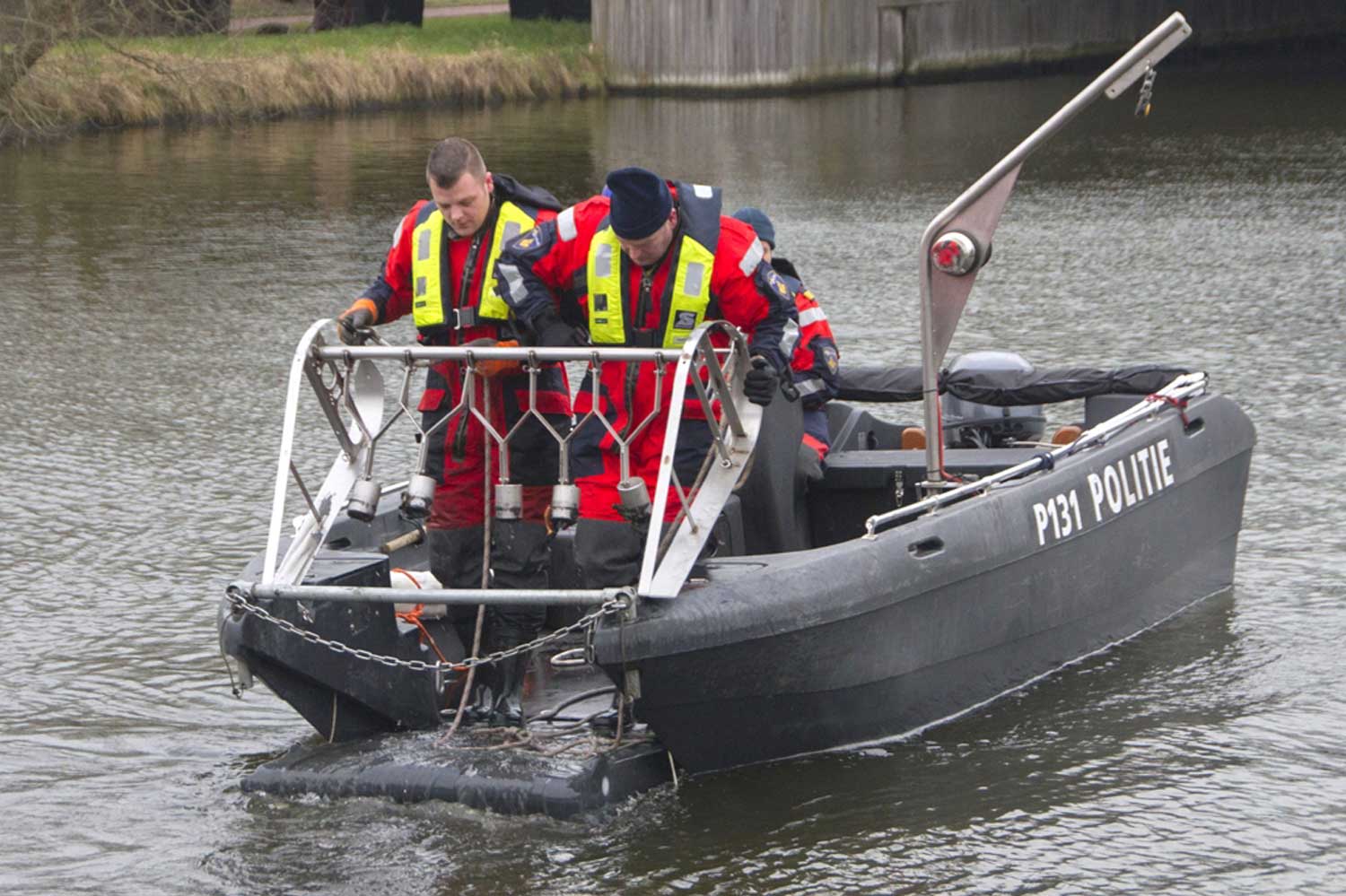 Politie doet onderzoek in Vlaardingervaart