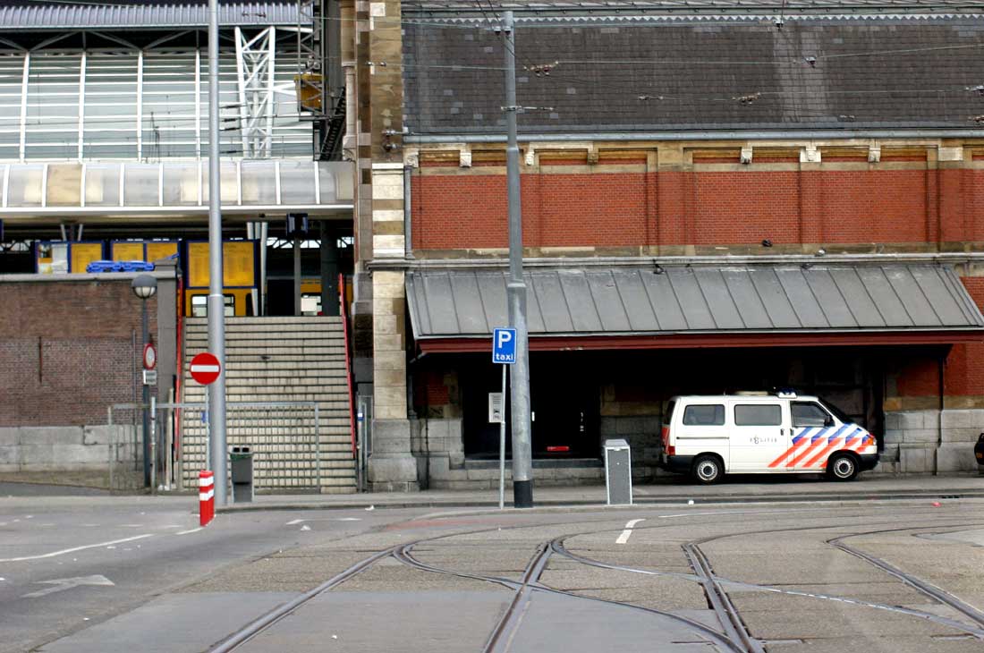 Tijdelijke afzetting Amsterdam CS om op balie gegooide tas