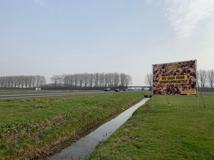 Reclame zuil zwarte cross