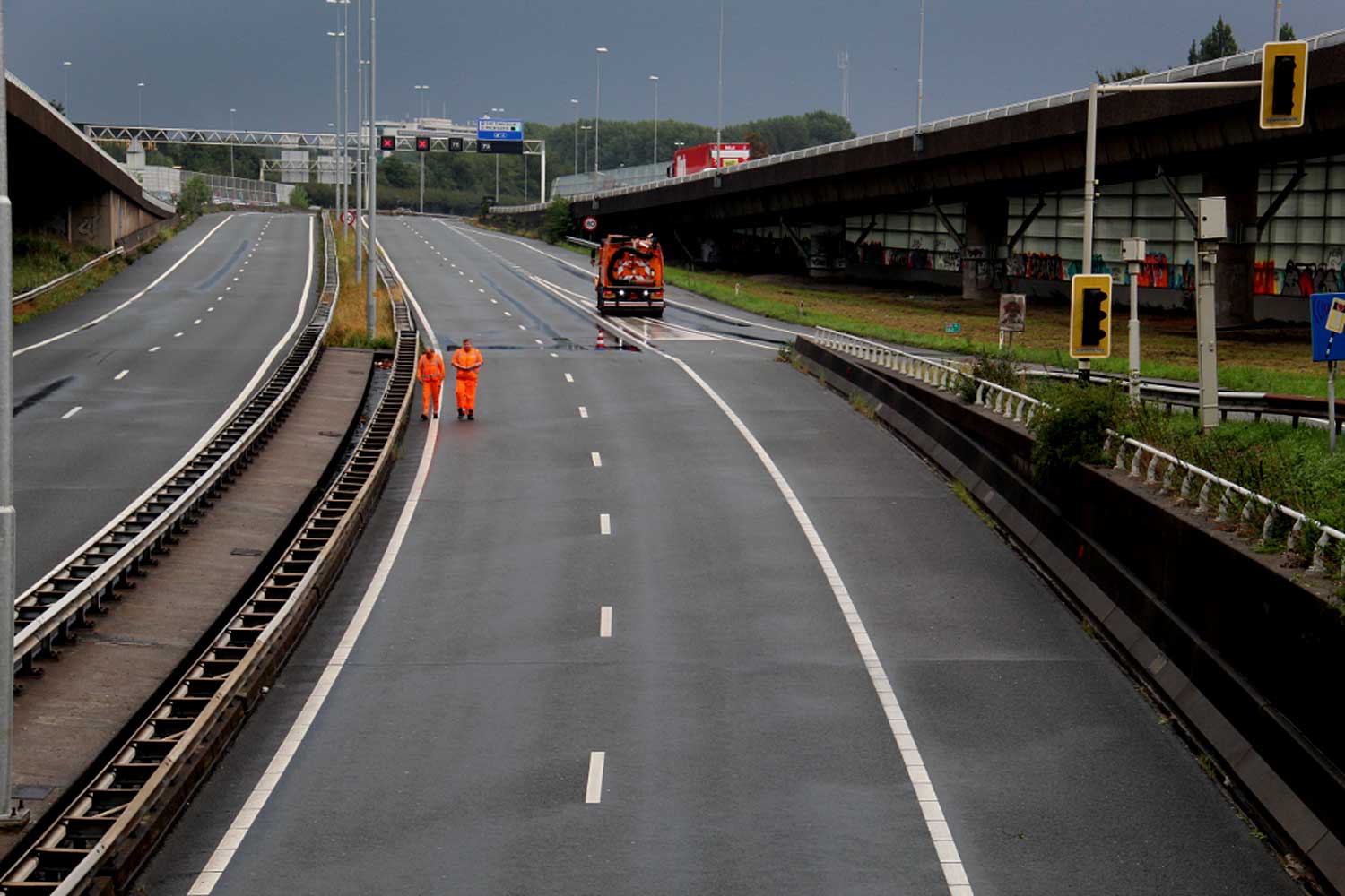 snelweg-afgesloten-regenval