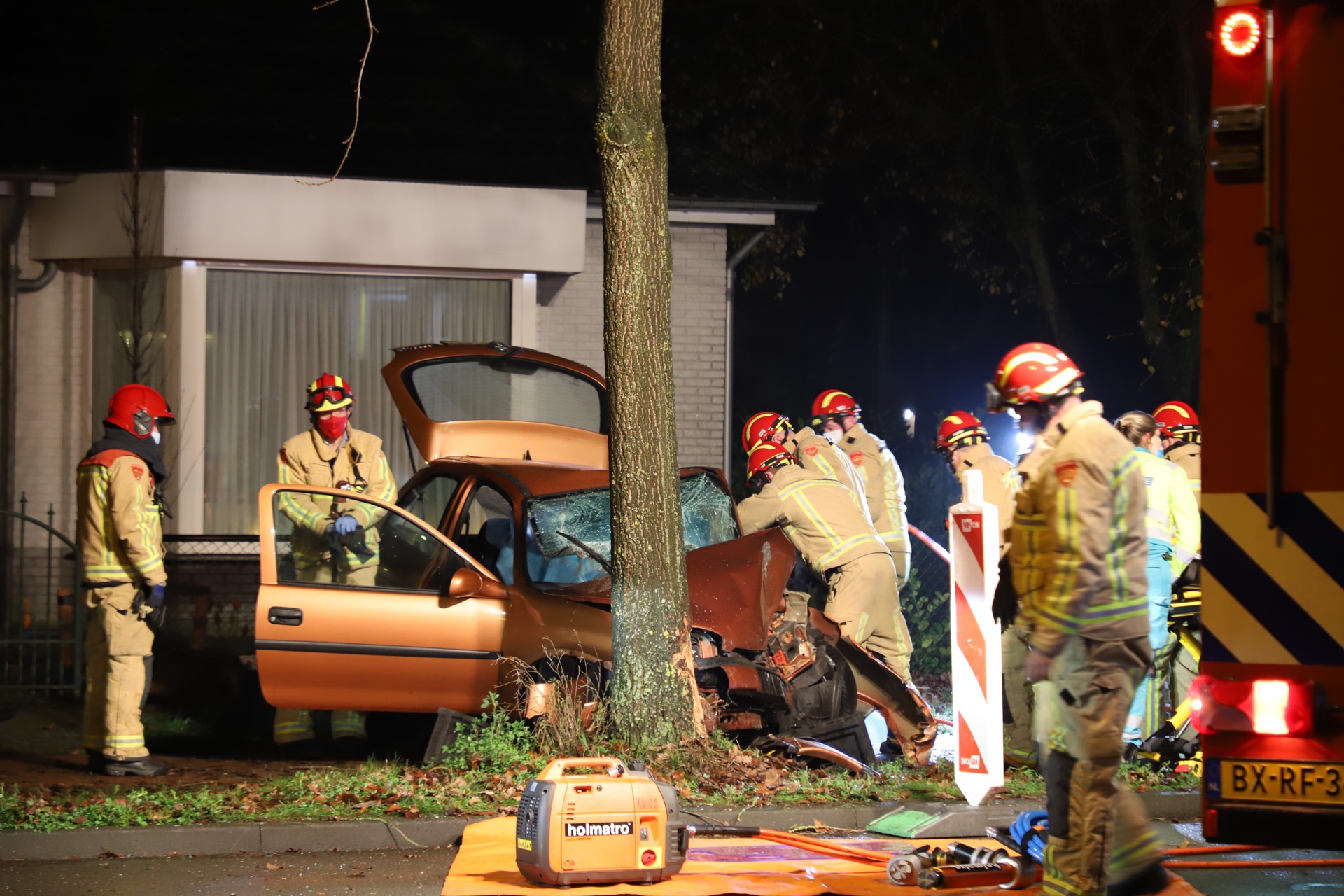 brandweer bevrijdt slachtoffer uit auto