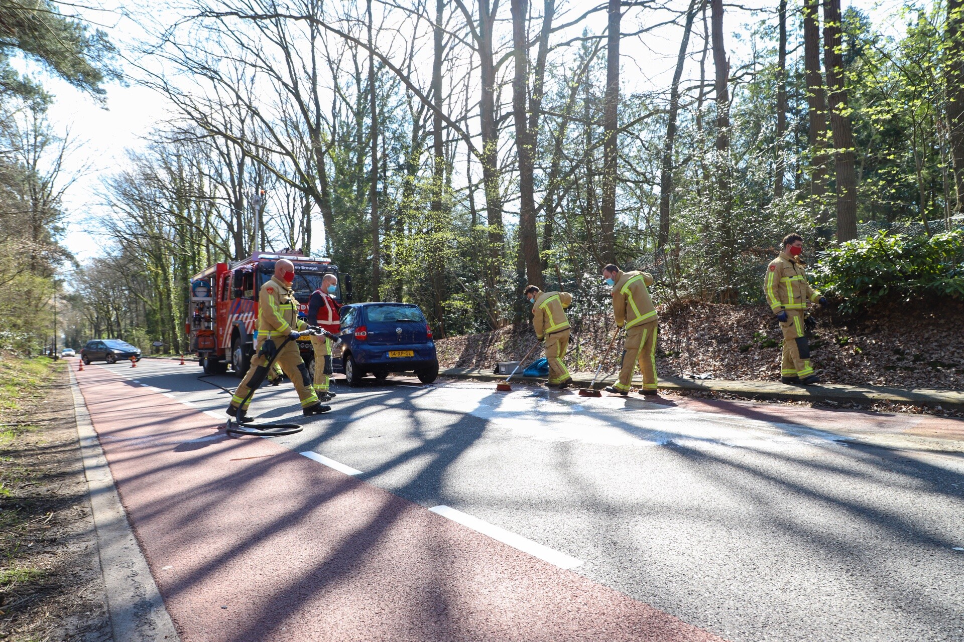 Brandweer maakt weg schoon