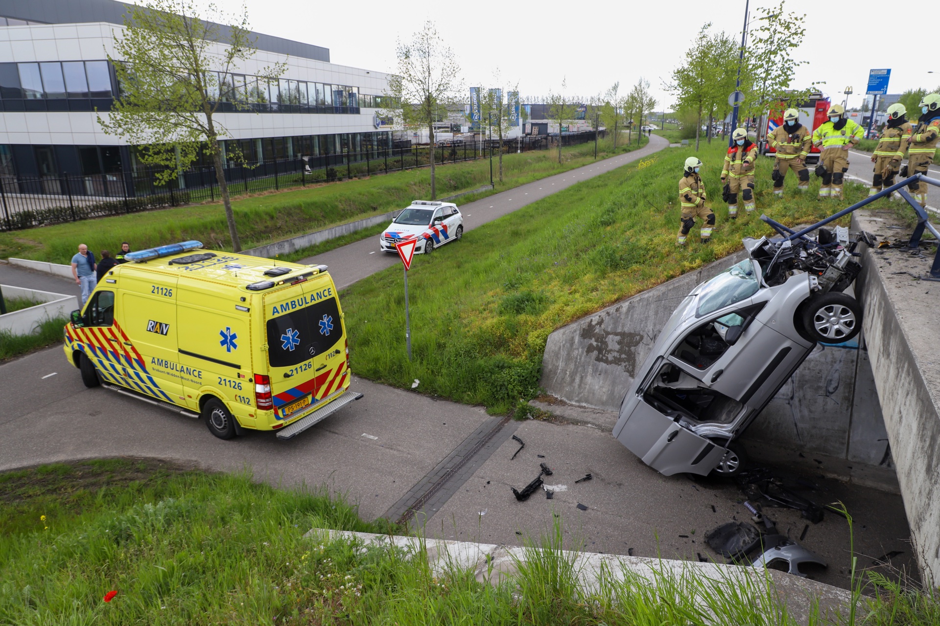 Bestelbus naar beneden gevallen