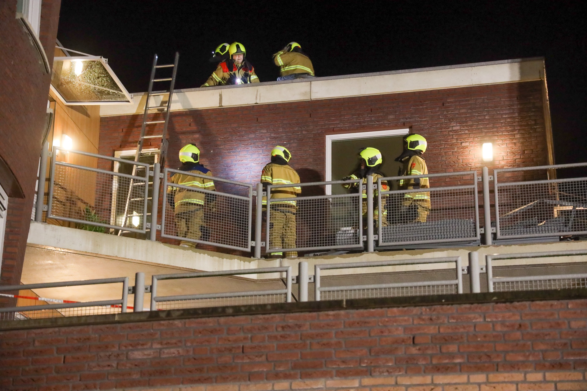 Brandweer verwijderd zonnepanelen