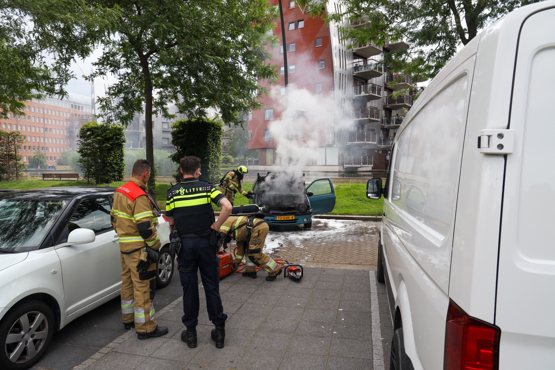 Brandweer blust autobrand