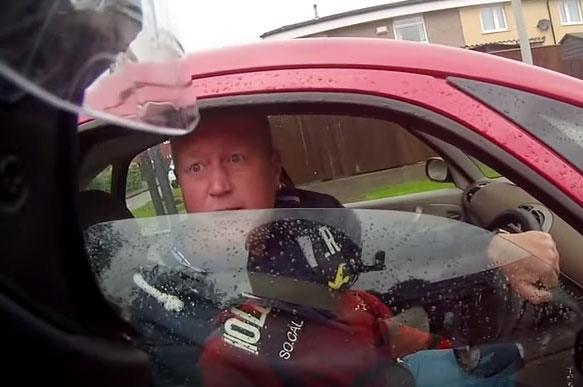 "Weet je niet wie ik ben? Weet jij écht niet wie ik ben? Ik ben Ronnie Pickering, godverdomme!".