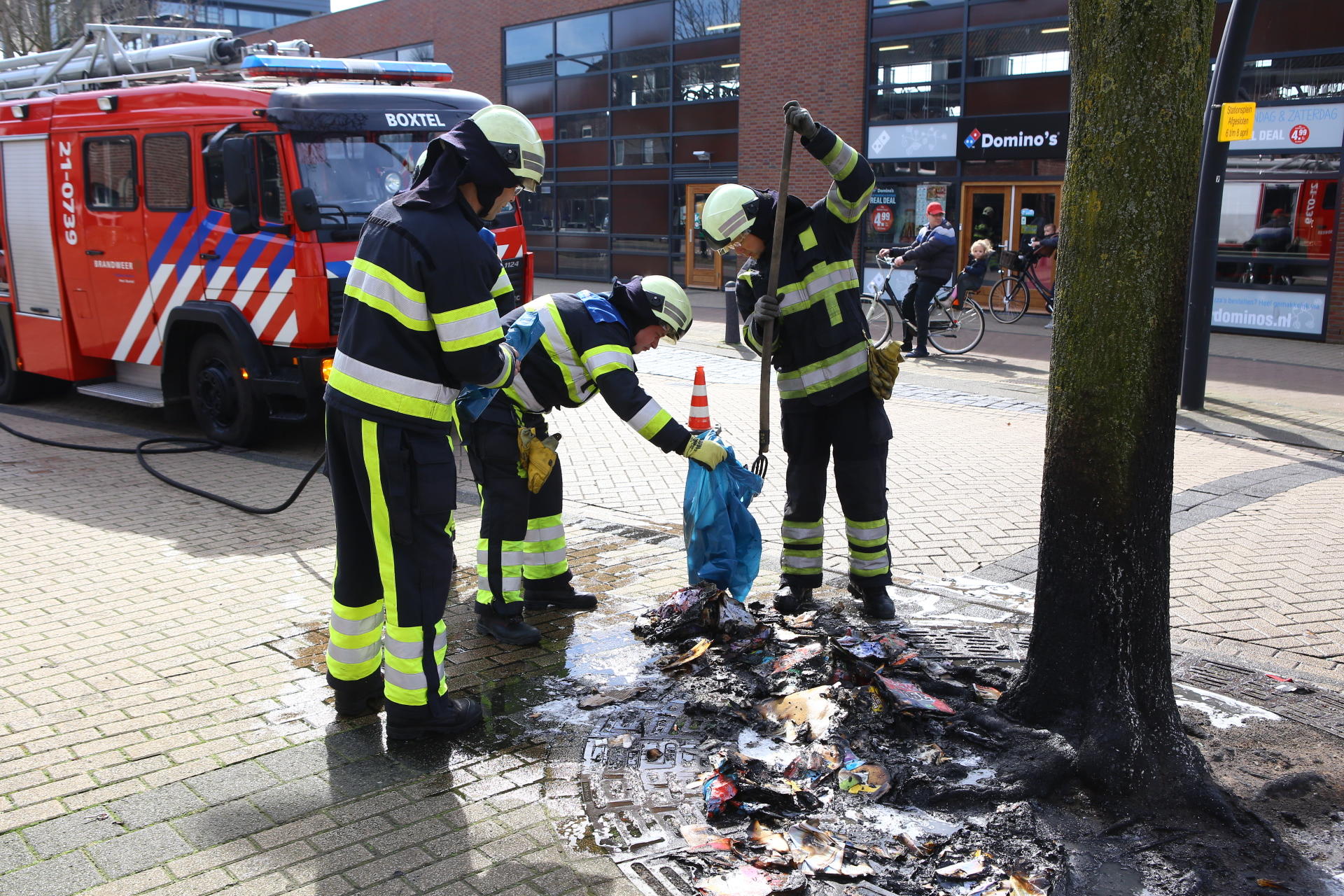 Stapel oud papier vat vlam in Boxtel