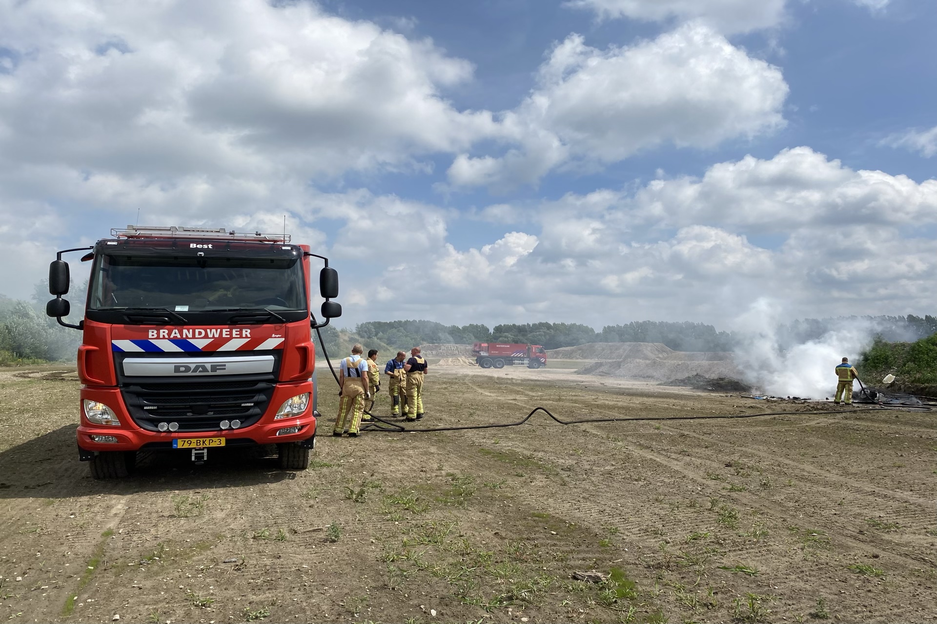 Brandweer blust buitenbrand