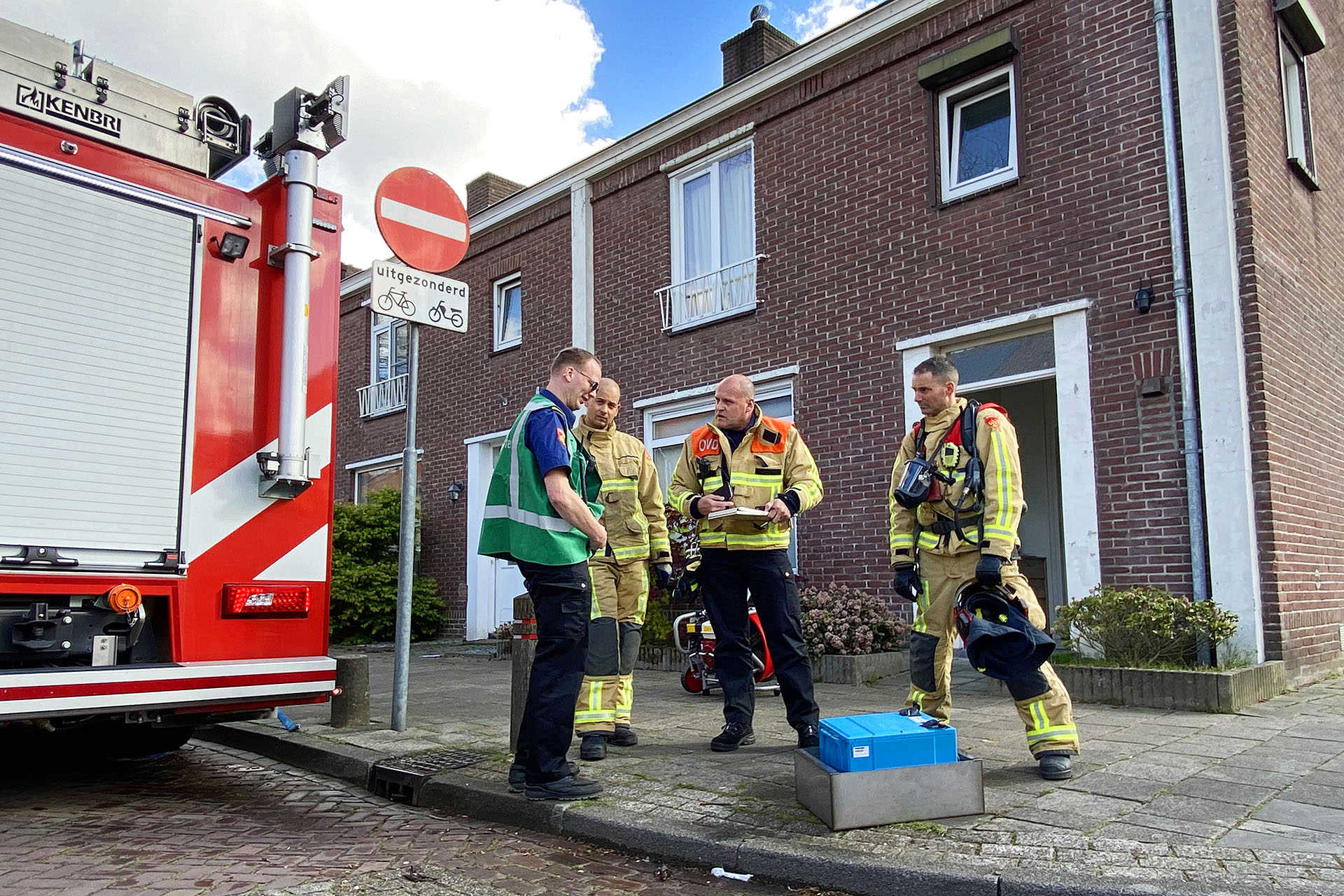 Brandweer in overleg bij accu