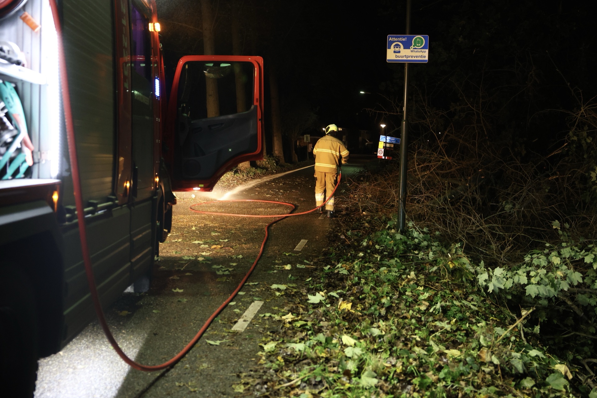 Brandweer spuit wegdek schoon