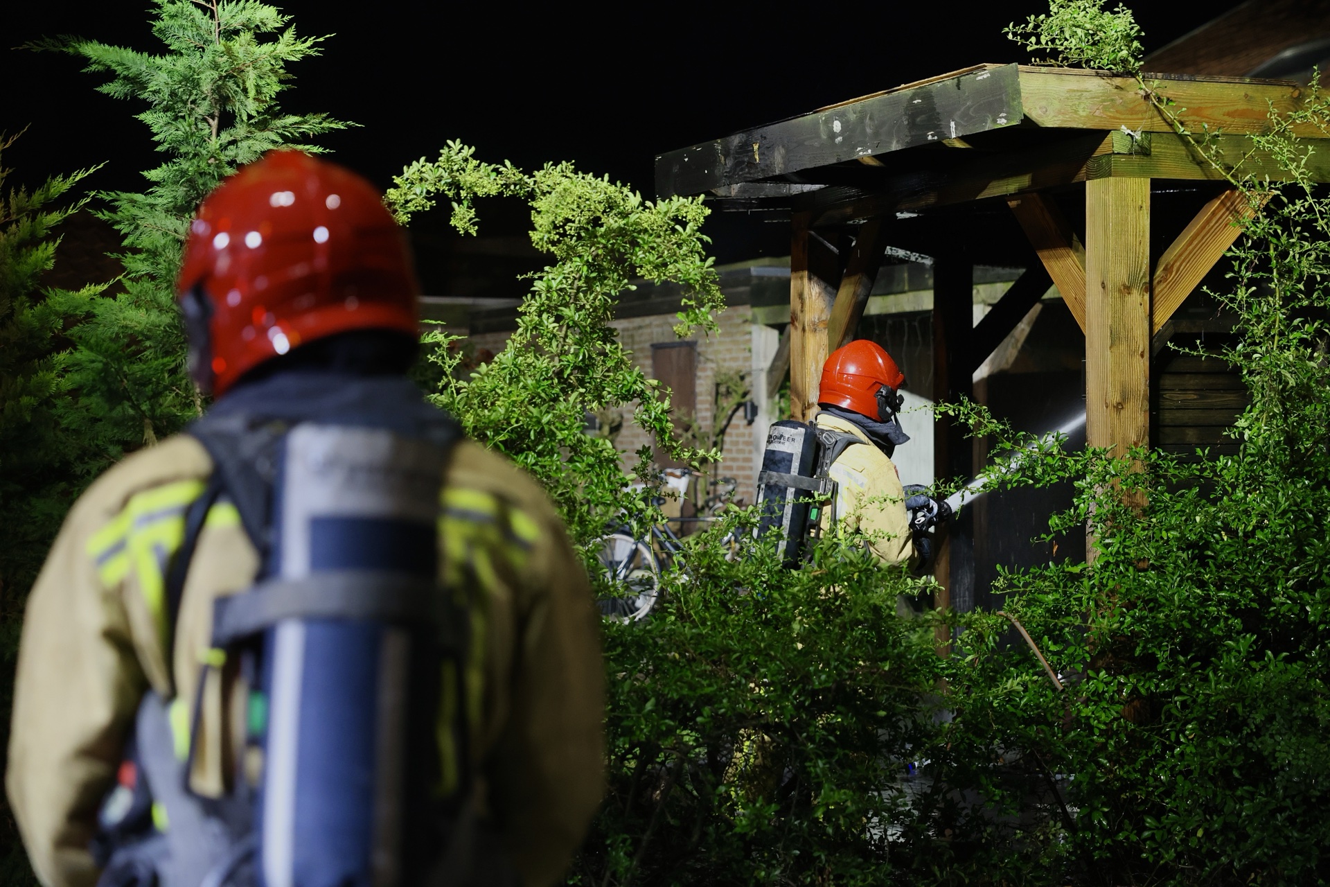 Brandweer dooft vlammen