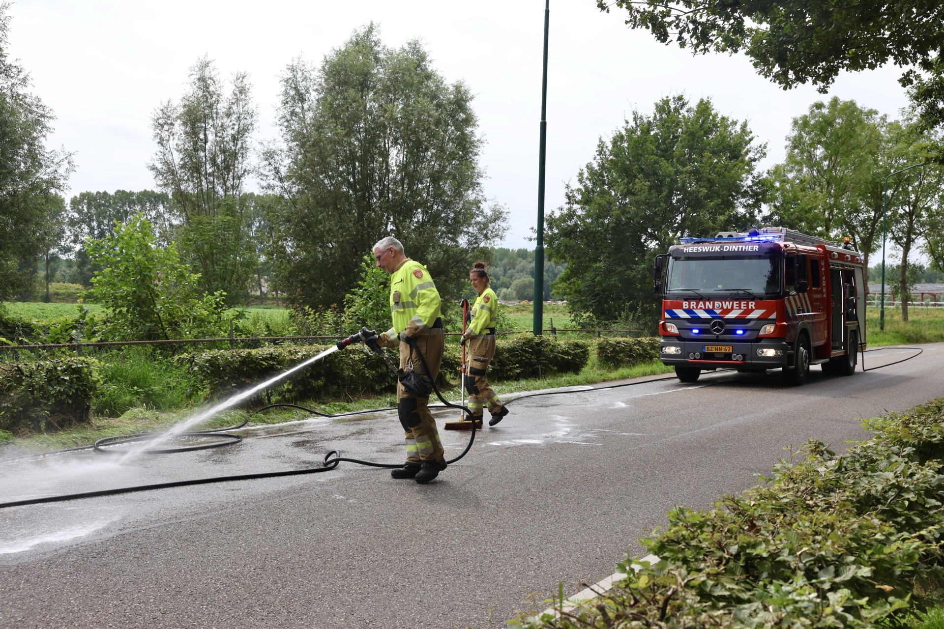 brandweer reinigt wegdek