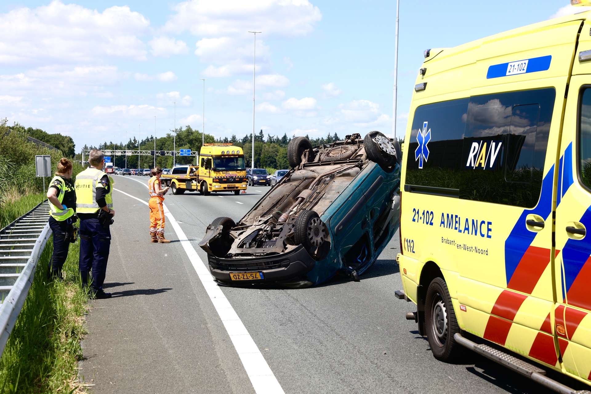 Auto op zijn kop