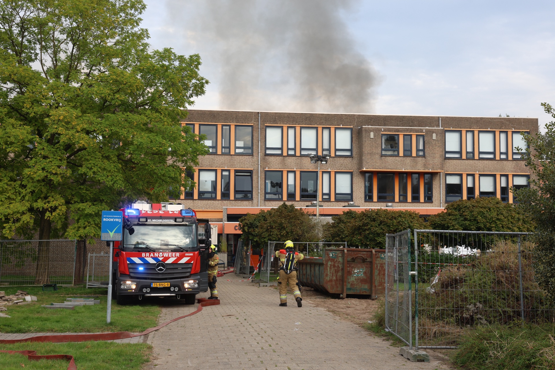 Brandweer dooft brand