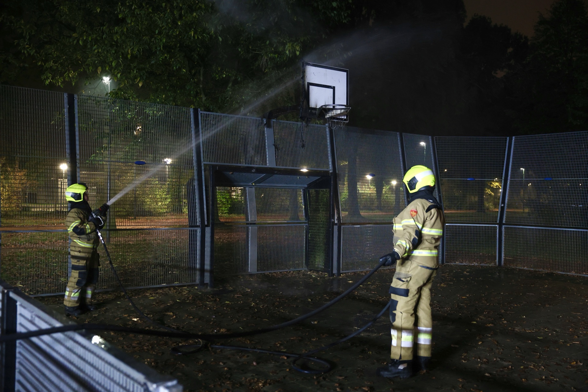 Brandweer dooft brand