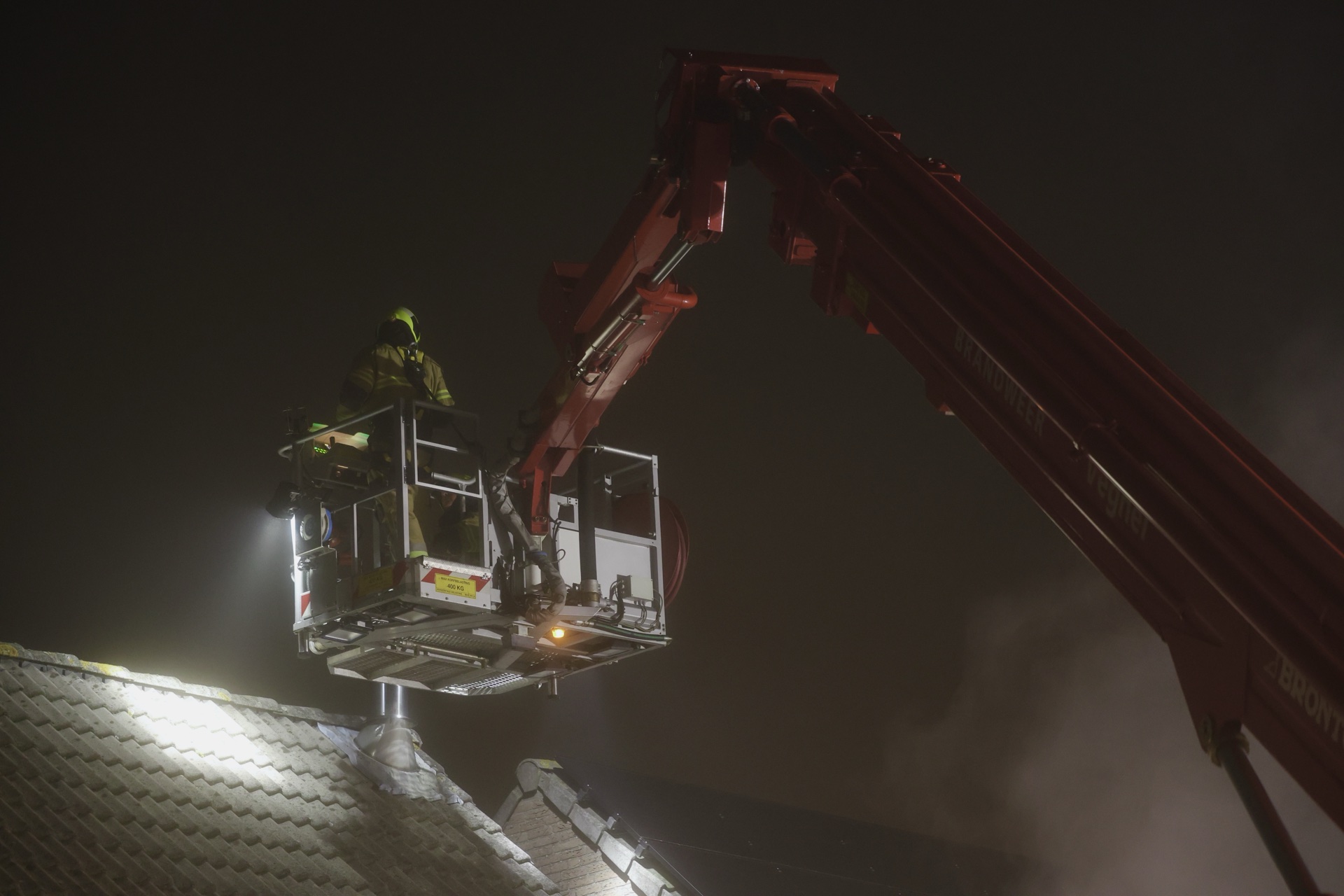 Schoorsteenbrand houdt brandweer bezig