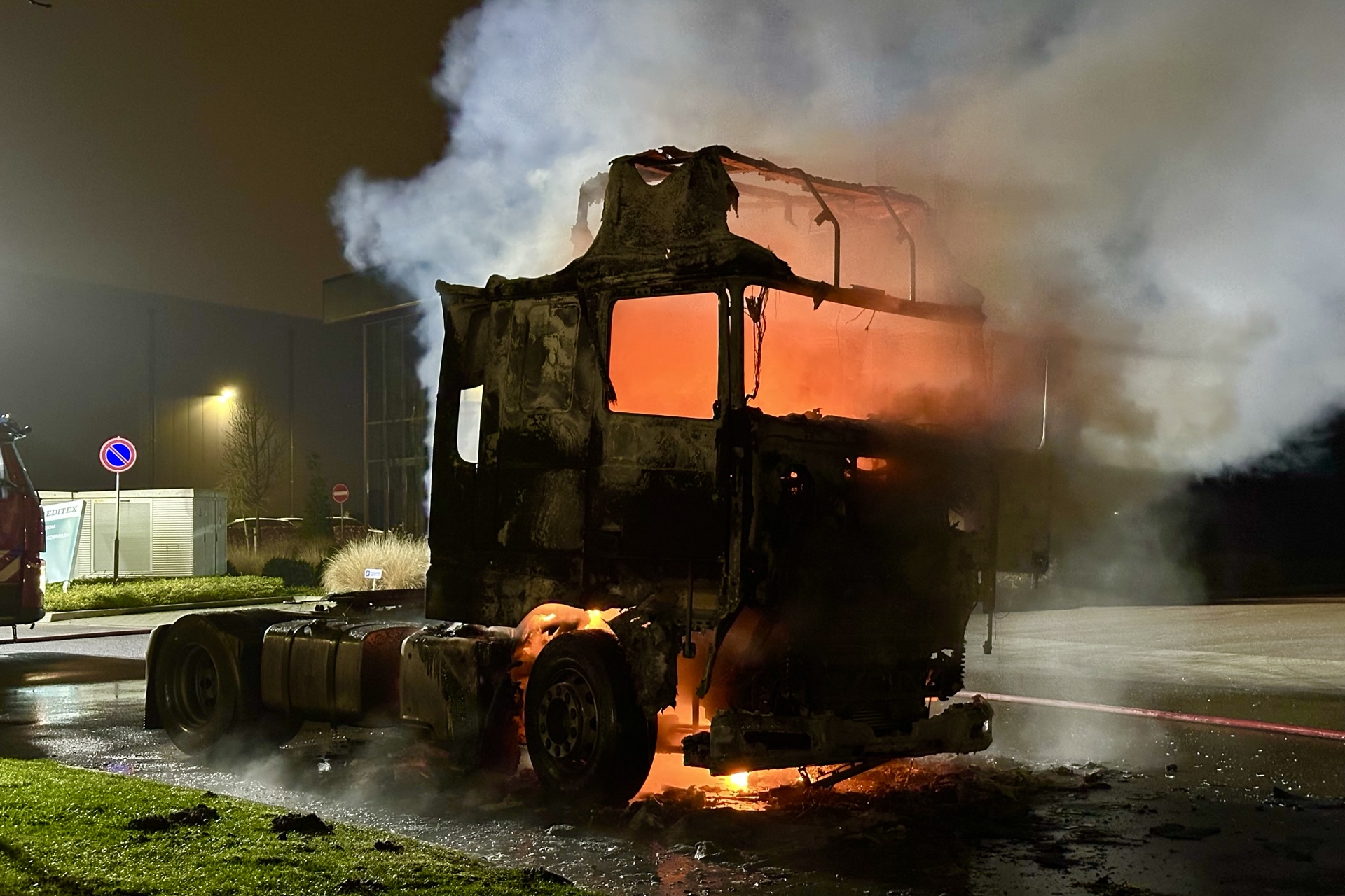 Truck volledig uitgebrand 