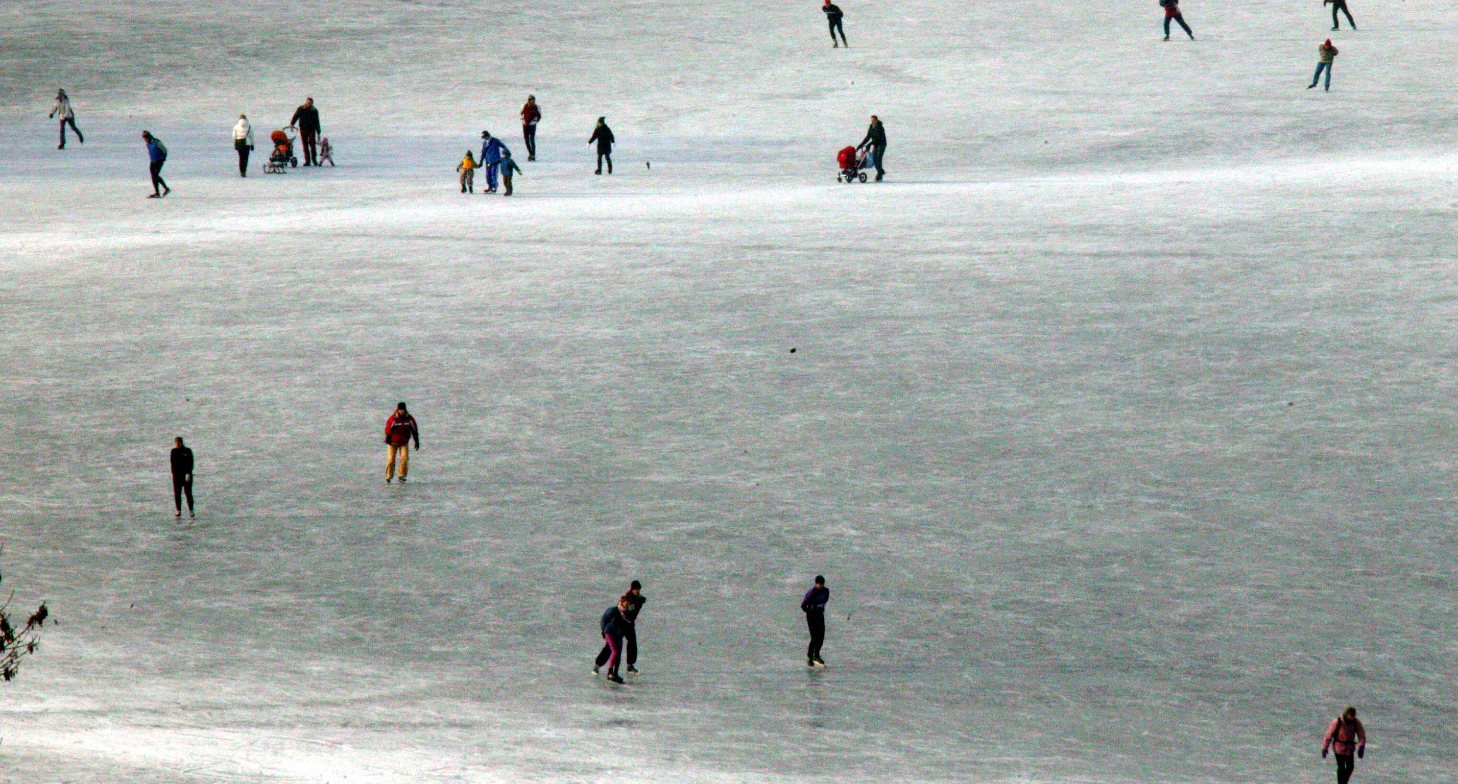 Politie haalt schaatsers van de bevroren uiterwaarden