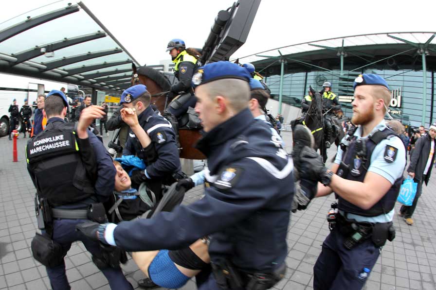 Marechaussee begonnen met ontruimen Schiphol Plaza