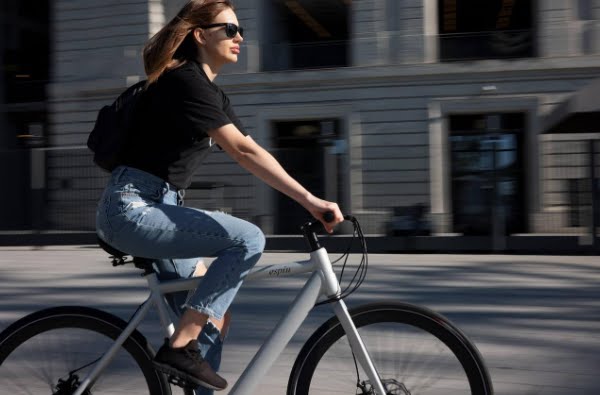 Vrouw op elektrische fiets