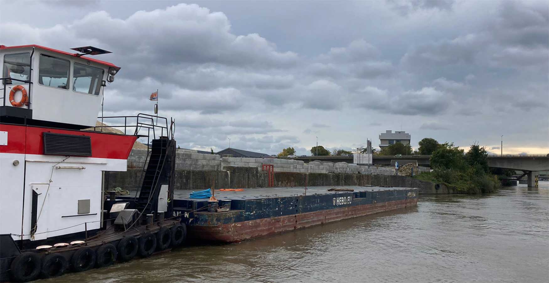 sleepboot-ponton-stuw-borgharen