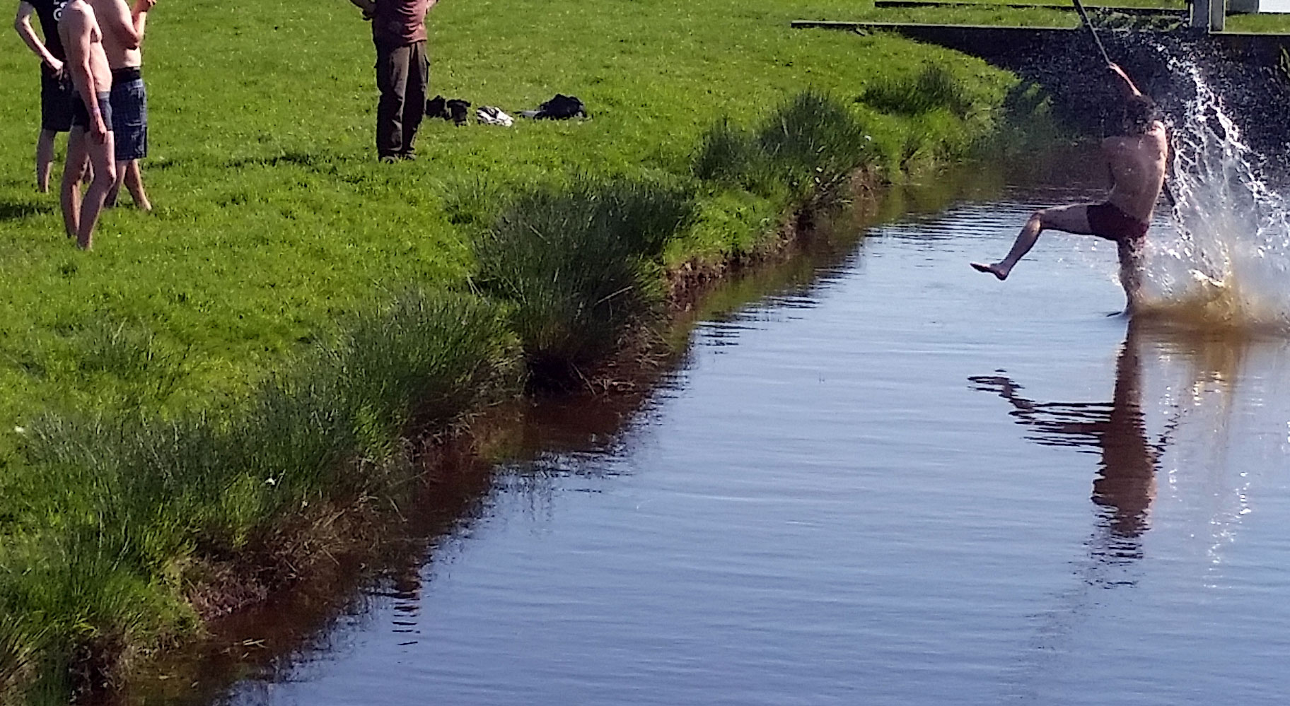 Jongen ernstig gewond aan knie tijdens Slob en slootrace in Waverveen