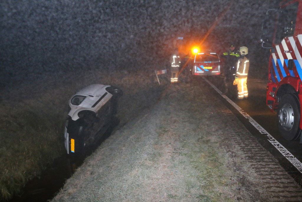 Auto te water door dichte mist en gladheid