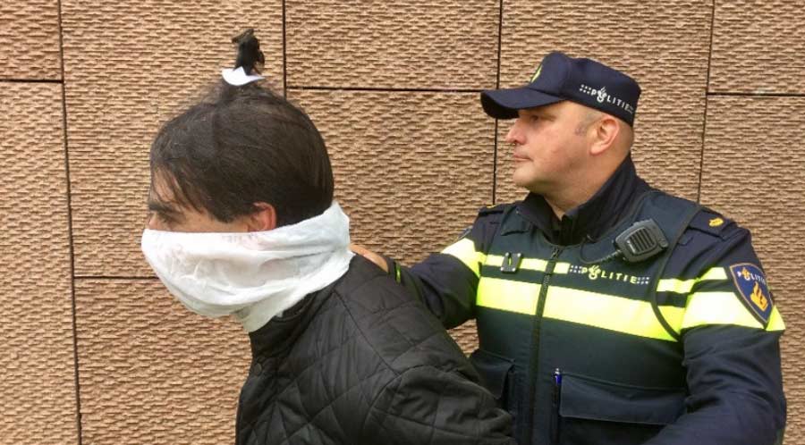 Boefjes krijgen bij aanhouding voortaan spuugmasker op in Amsterdam