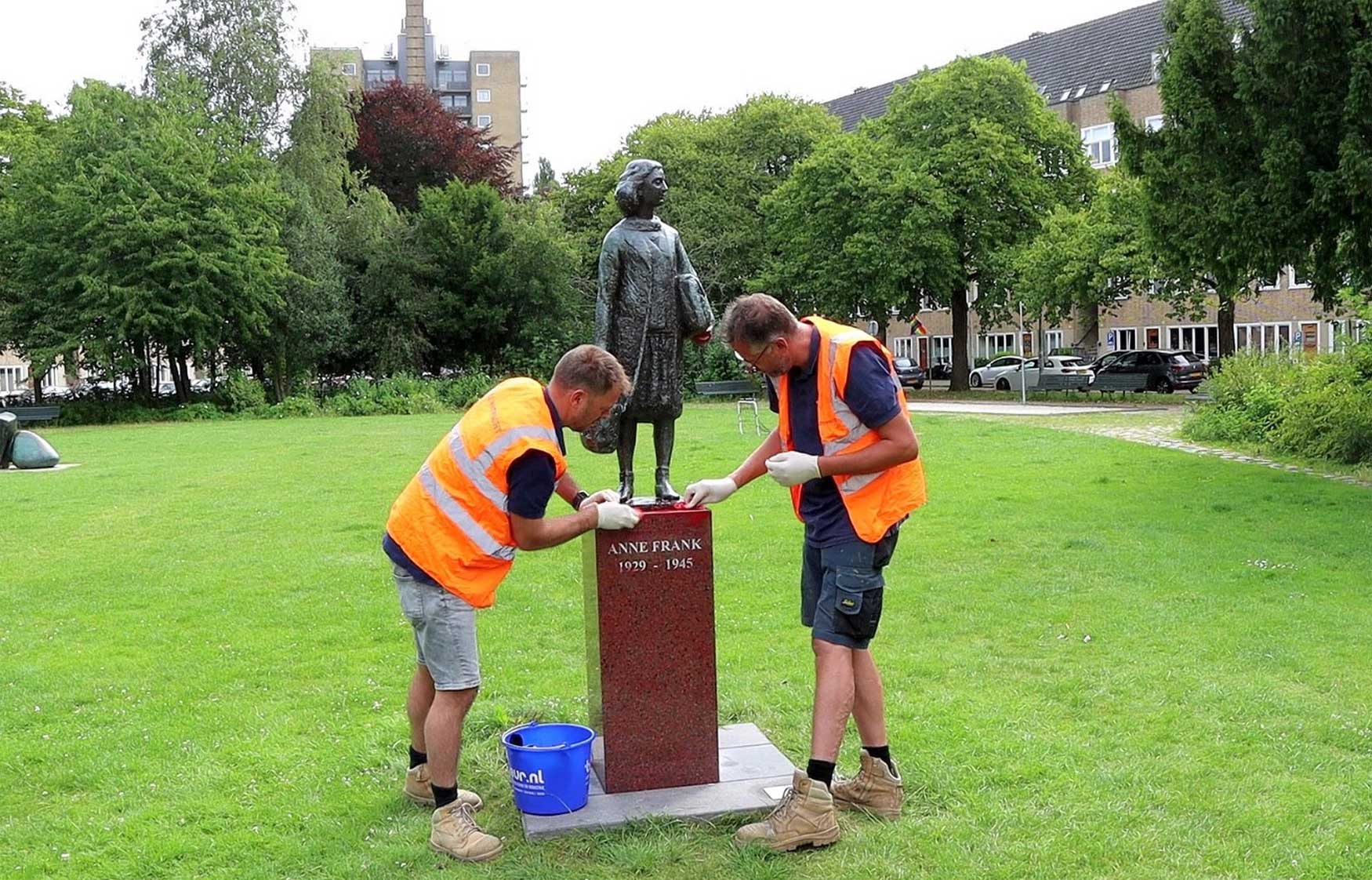 standbeeld-anne-frank-beklad