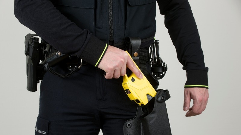 Agent met taser